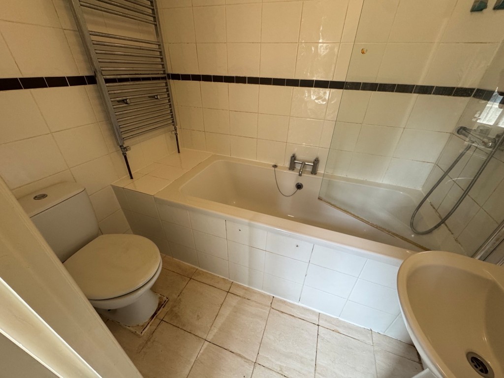 Lot: 85 - TWO FLATS CLOSE TO DEAL SEAFRONT, PIER AND TOWN CENTRE - First floor flat - Bathroom